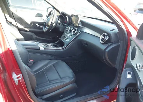 2018 Mercedes-Benz C 300 z USA, uszkodzony, nr VIN 55SWF4JB7JU276810